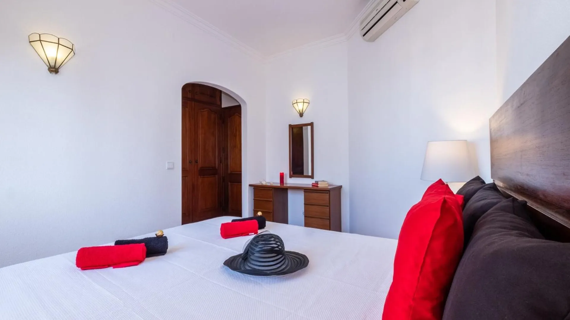 Outstanding Villa With Private Heatedpool Albufeira